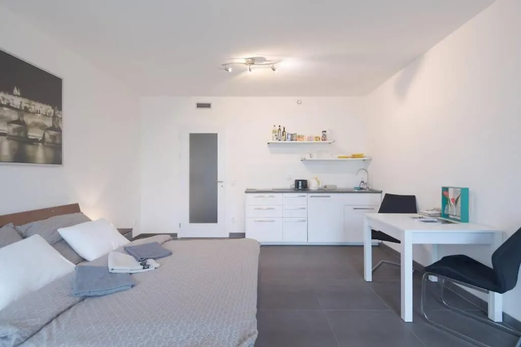 Bright Studio, 10Min To The Centre, Free Parking Praha